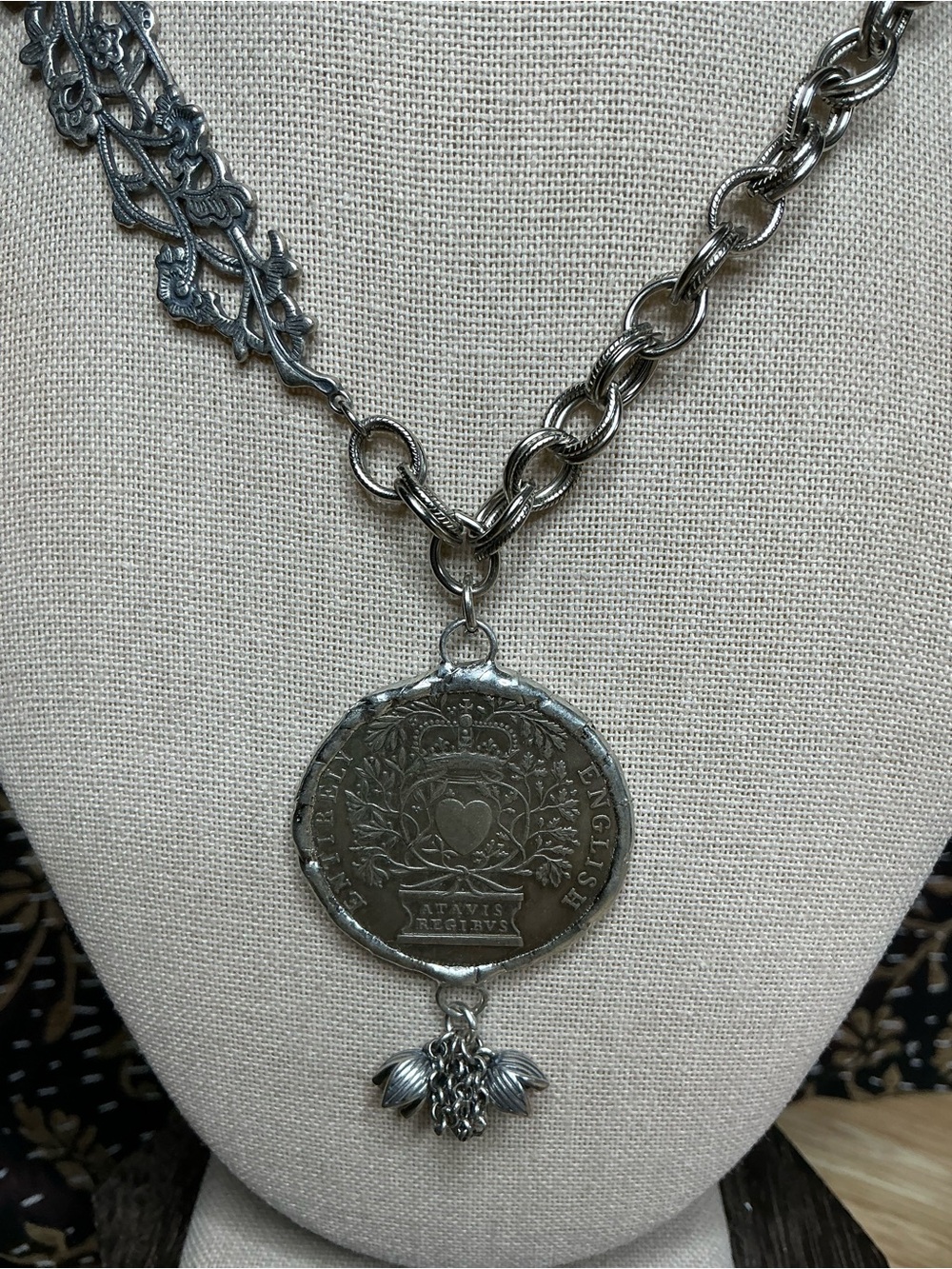 🤍 Queen Anne “Entirely English” 1702 Medal Replica Necklace - Picture 3 of 8